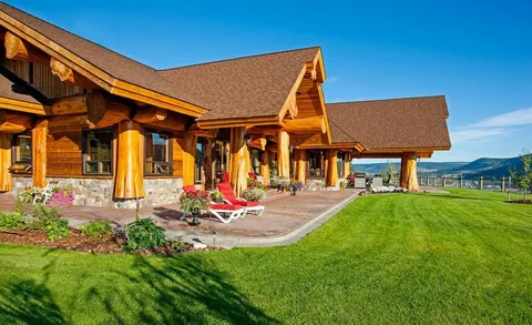 Western Log Homes vs. Traditional Houses: Which Is Right for You